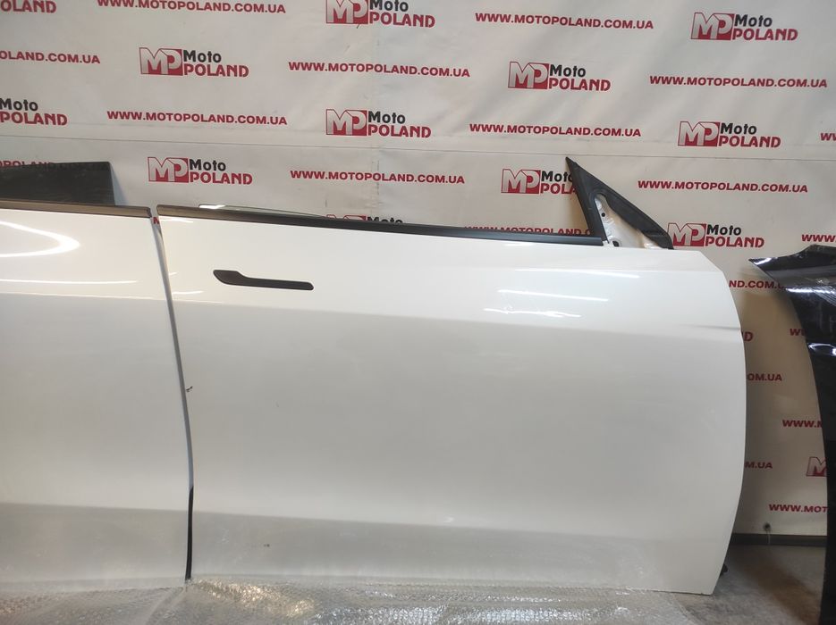 Tesla Model Y двері дверь