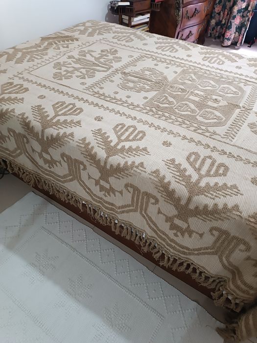 Vendo uma colcha antiga em linho e estopa