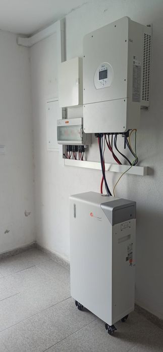 Instalação de painéis solares fotovoltaicos e baterias - UPAC