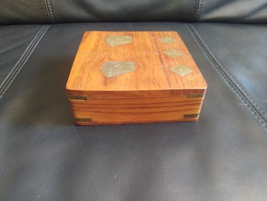 Caixa em madeira, com jogo de cartas e dados