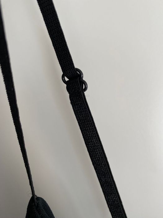 Vestido com aberturas laterais