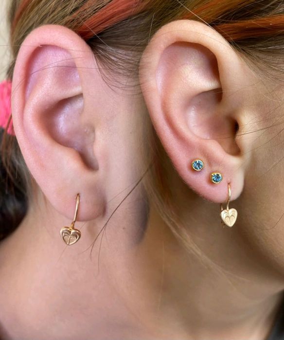 Прокол вушок діткам та дорослим