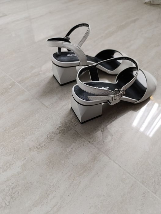 Босоніжки шкіряні 35р