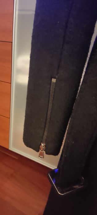 Czarny płaszcz Next z paskiem i rozkloszowanym dołem