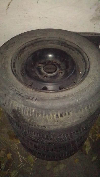 Продам колеса та диски 4 шт у хорошому стані ціна за все 4000 грн