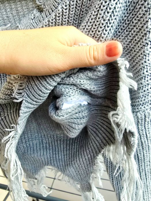 Sweter z przetarciami dziurkami postrzępionym dołem frędzle gładki