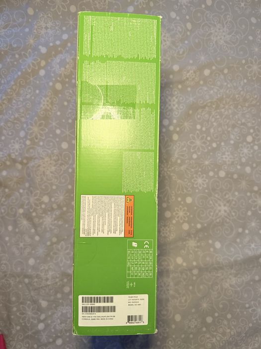 Xbox One S  1TB + dwa pady + KINECT