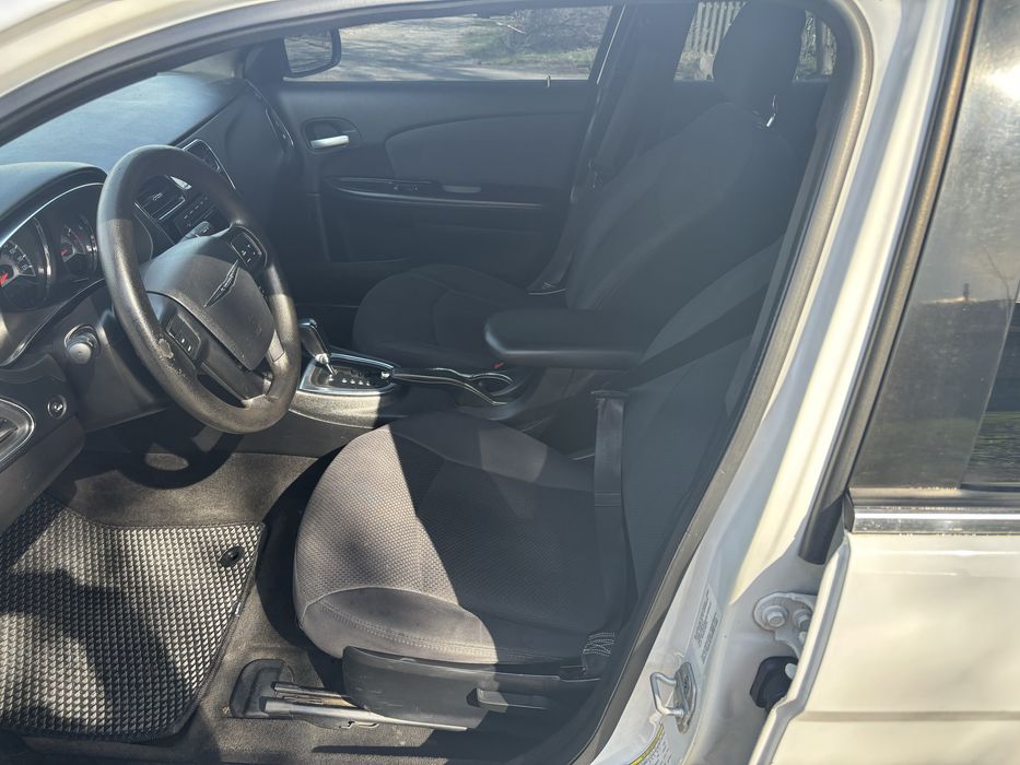 Chrysler 200 2012 год
