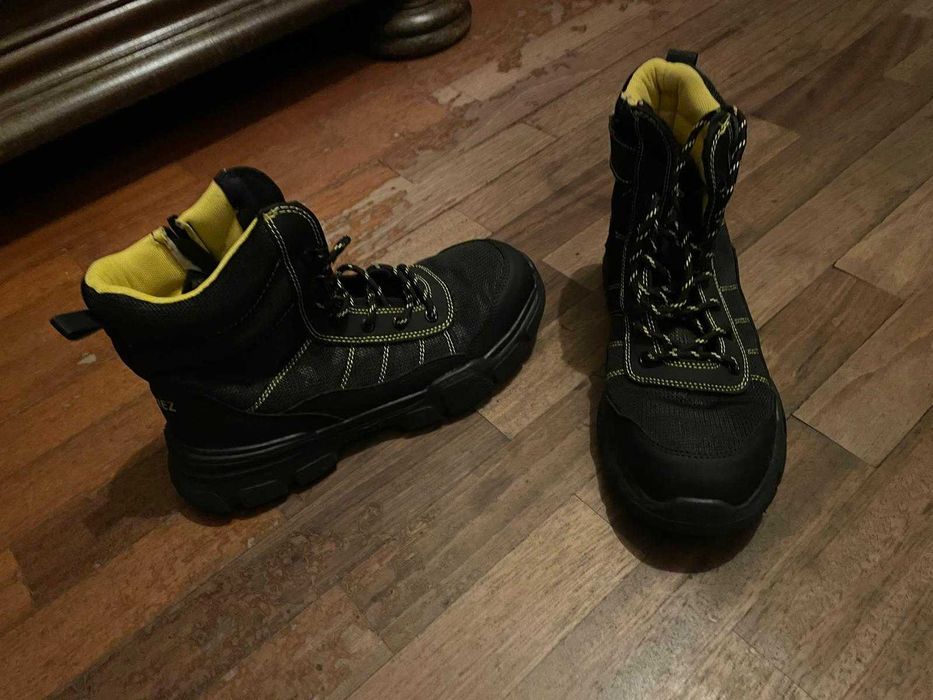 botas pretas e amarelas para trabalhar em armazém 42
