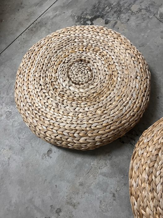 2 mesas redondas de apoio