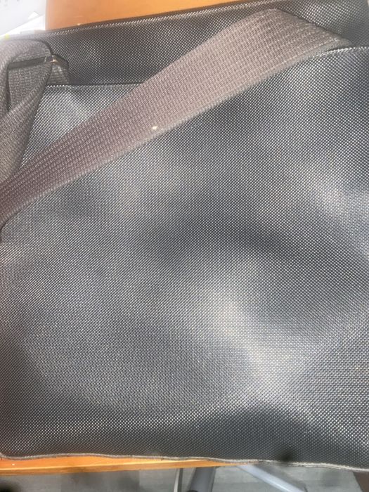 Bolsa lacoste homem quadrada.