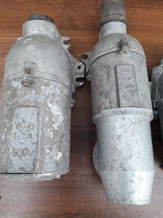 Wtyki,  gniazda na płaskie bolce