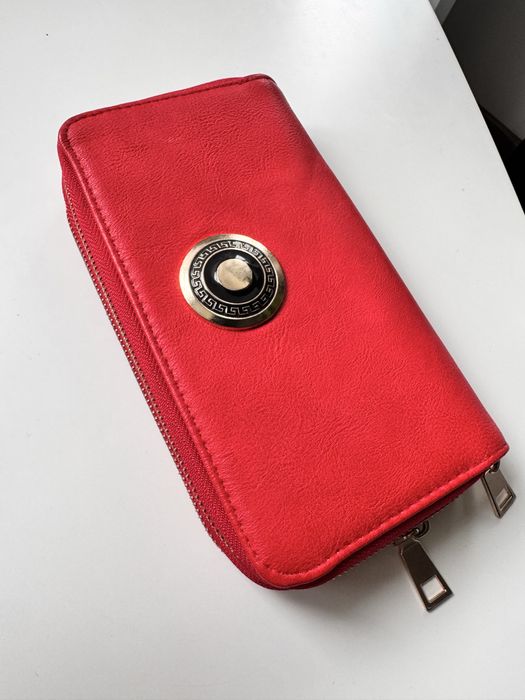 Зручний та вмісткий гаманець