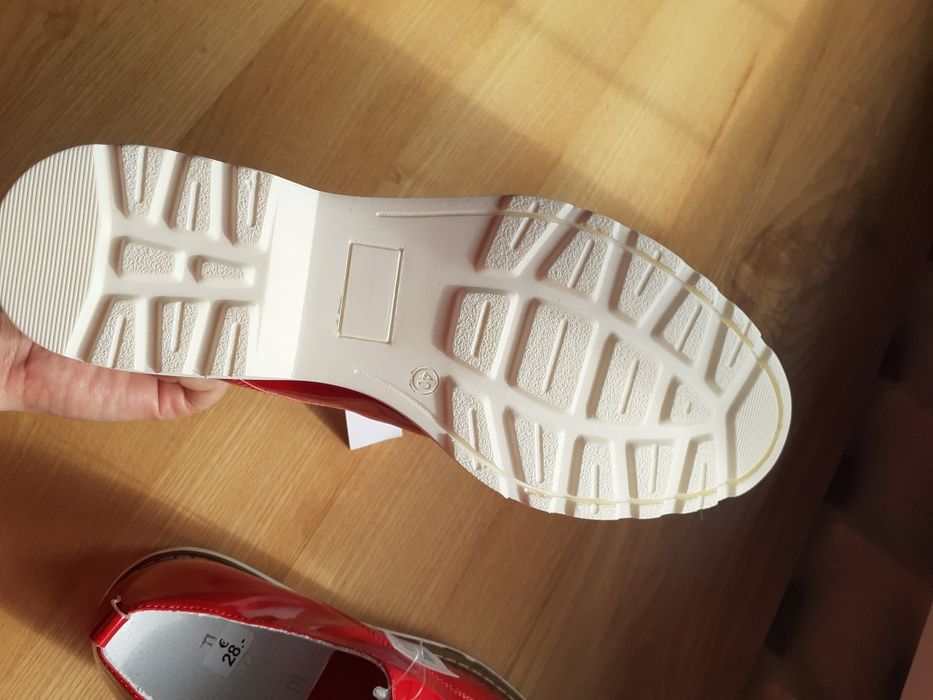 Красивые новые кожаные туфли