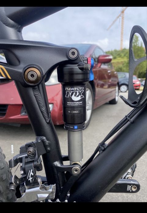 CANYON NERVE AL –Bicicleta de Montanha (BTT) com suspensão total equipada com suspensão FOX TALAS e transmissão Shimano XT.