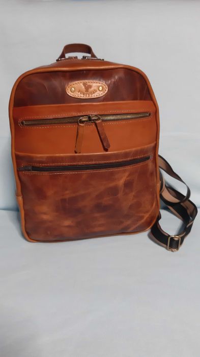 Mochila castanha em pele