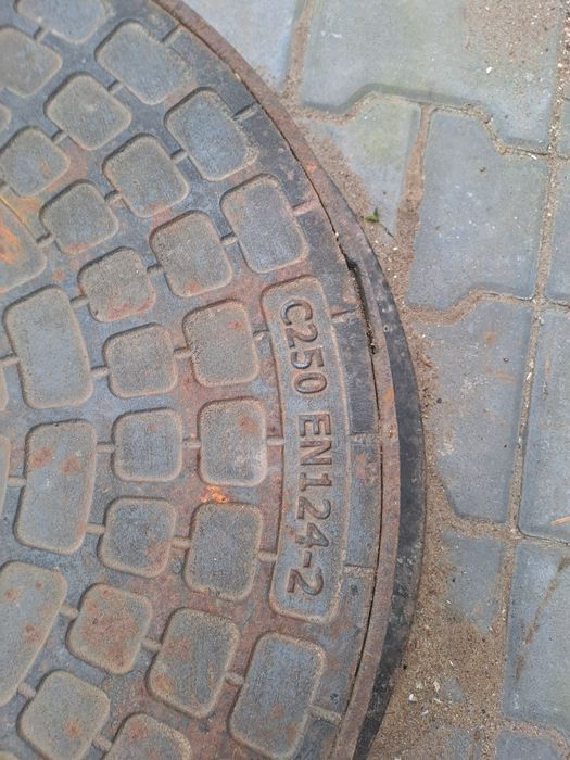 Wlaz do studzienki szamba. Ciezki.