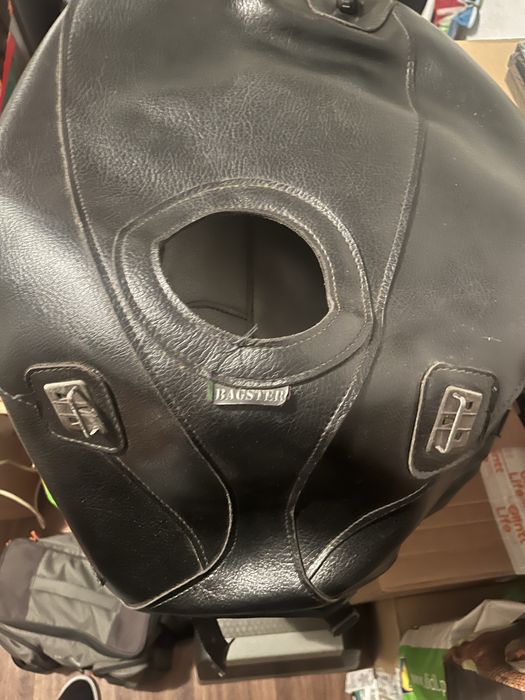 Vendo capa deposito baster preto para Yamaha R1 de 98 a 2002