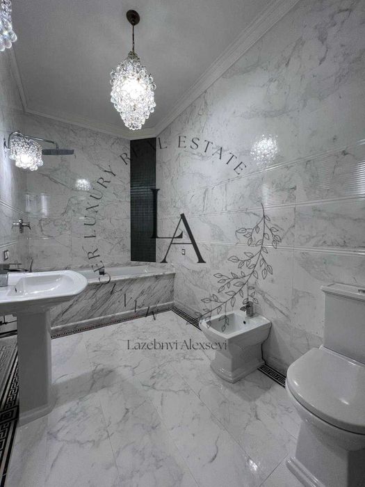 Новый Особняк Общая площадь 950м.Дом 577м.В самом Центре Козина.Без-%