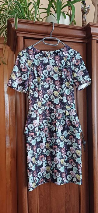 Sukienka w kwiaty H&M z baskinką r. 36
