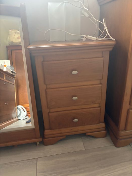 Cama de casal com roupeira, mesas de cabeceira, cómodo e espelho