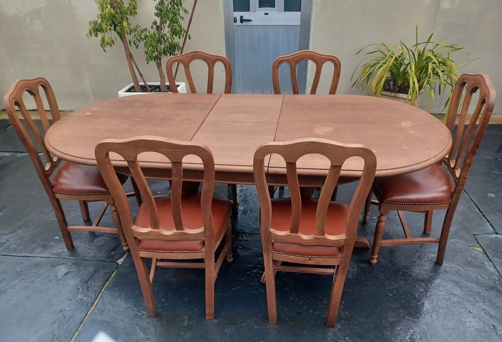 Mesa e cadeiras de sala