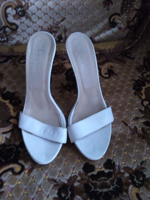 Білі шльопанці жіночі