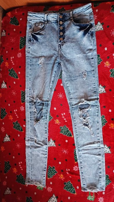Jeansy damskie rozciągliwe jasne z dziurami