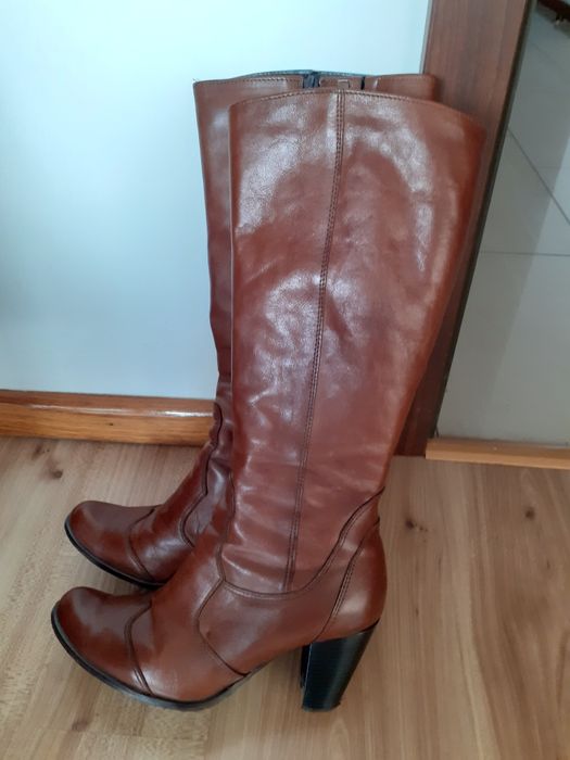 Brązowe kozaki skórzane