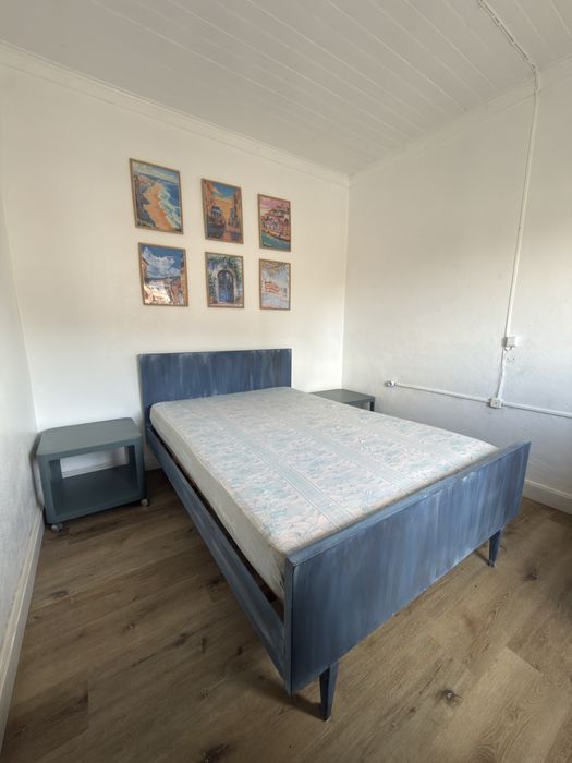 Cama casal pintada azul