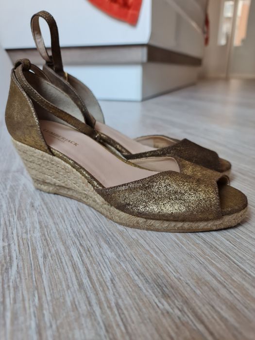 Босоніжки жіночі на танкетці