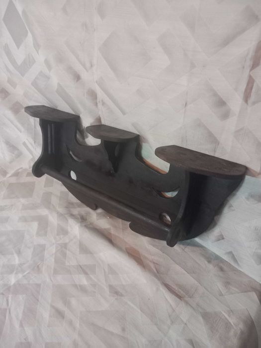 Prateleira antiga,  madeira escura, esculpida três níves, bom estado