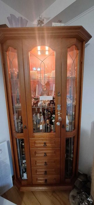 Meble drewniane w kolorze wiśni