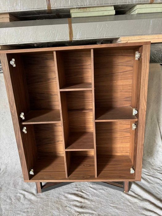 Móvel aparador vertical sem portas em madeira escura