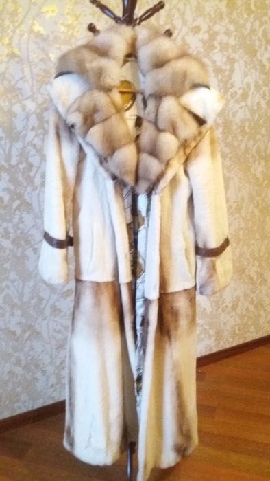 Стильна шуба зі стриженої норки з комором з соболя.