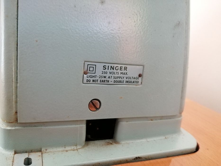 Máquina de costurar de pedal de marca SINGER, com móvel. IMPECÁVEL.