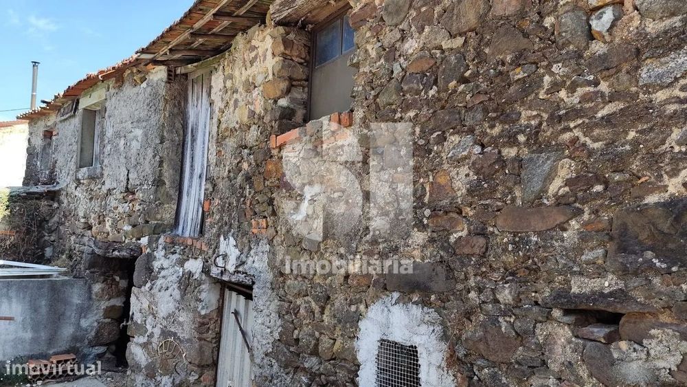 Ruína tradicional em pedra com potencial para reconstrução