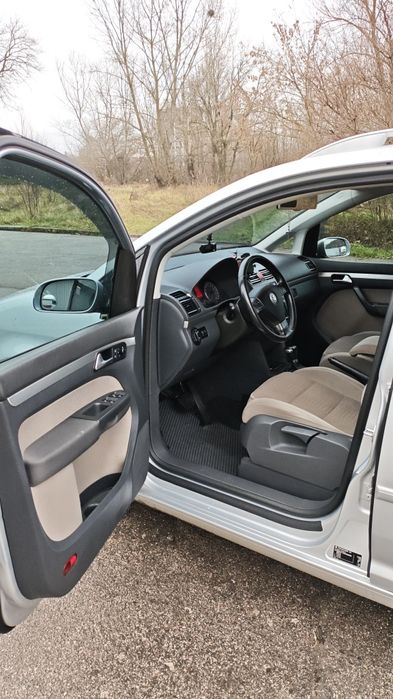 Фольксваген тоуран.