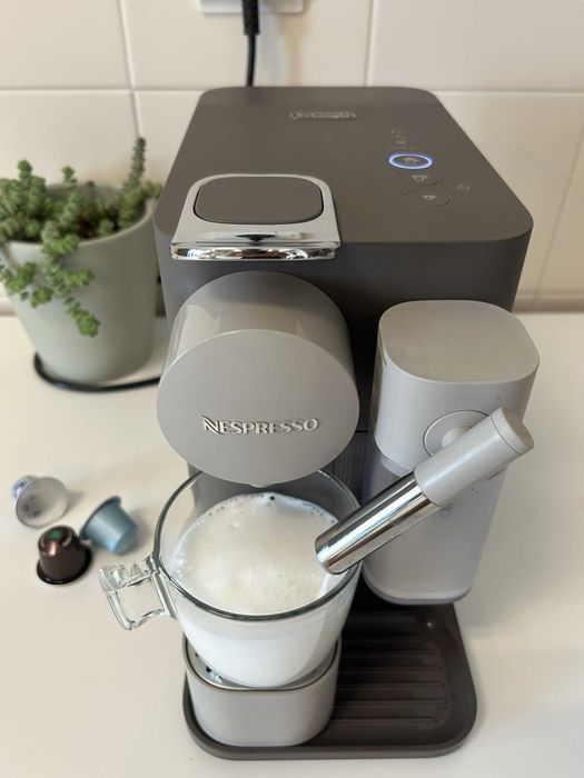 Máquina Café NESPRESSO Delonghi Lattissima ONE