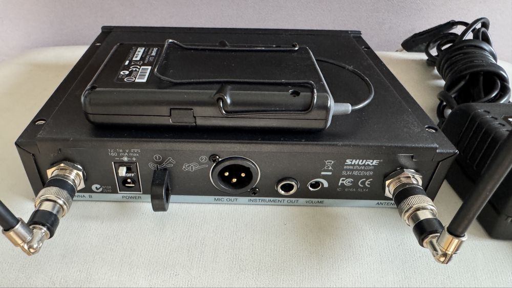 Оригінал Shure SLX з бодіпаком та головною гарнітурою, SLX1, SLX4