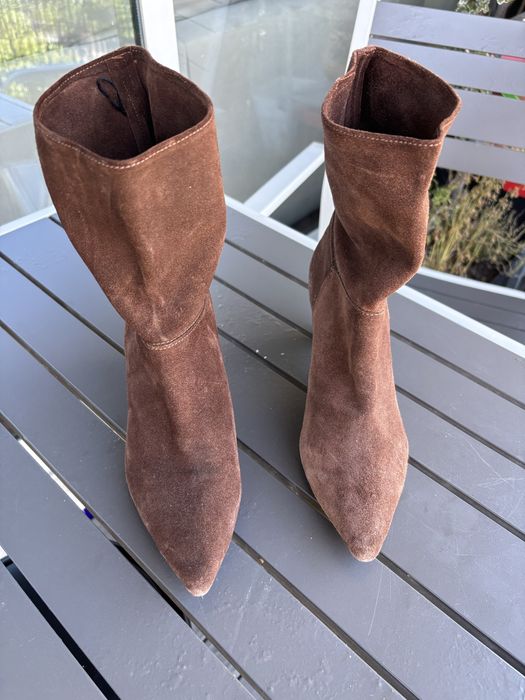 Botas em pele castanha