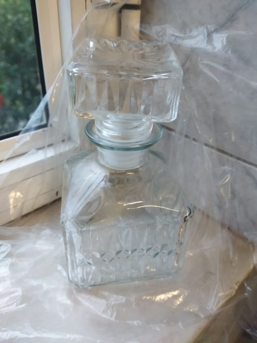 1 licoreira e 1 garrafa de whisky