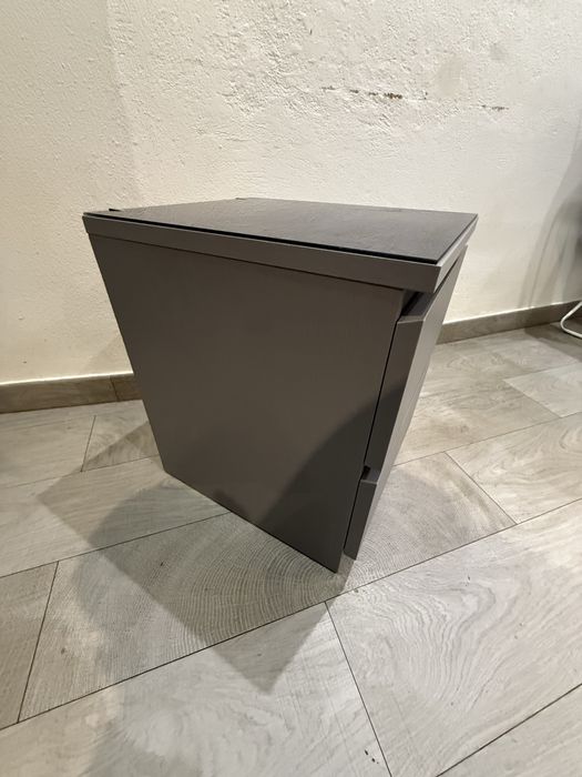 Mesa de cabeceira cinza com tampo em vidro