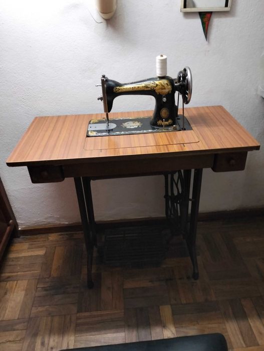 Máquina de costura Singer antiga em muito bom estado