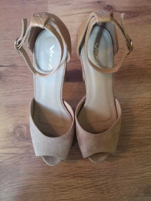 Sandałki nude na obcasie