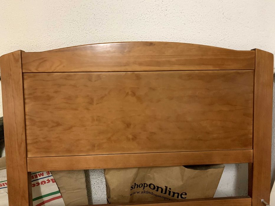 Cama de solteiro de madeira