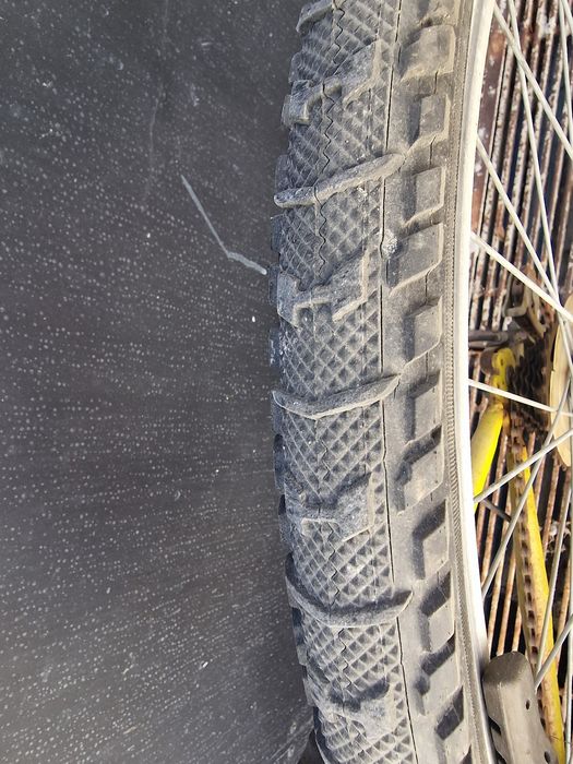 Duas bicicletas e dois suportes