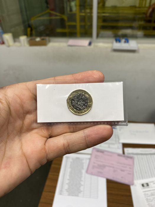 Moeda One pound 2016)COMO NOVA)