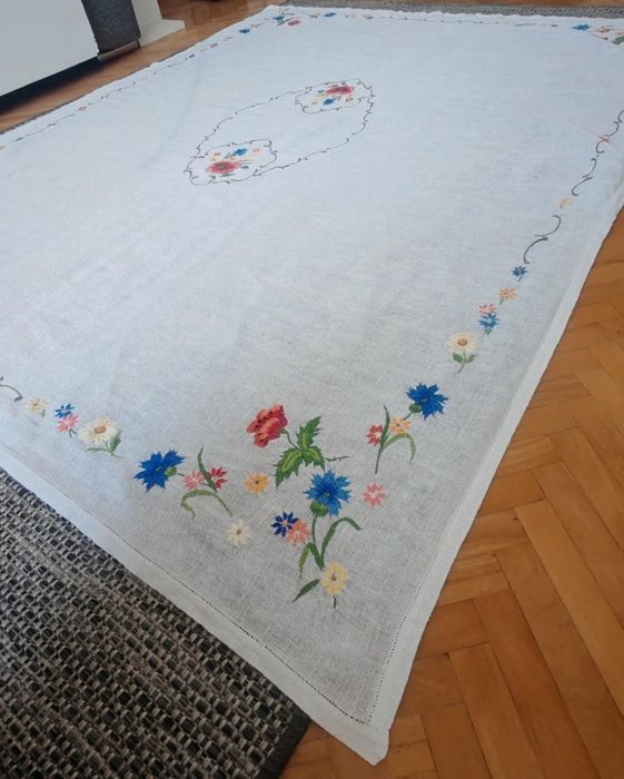 Obrus z haftami polnych kwiatów