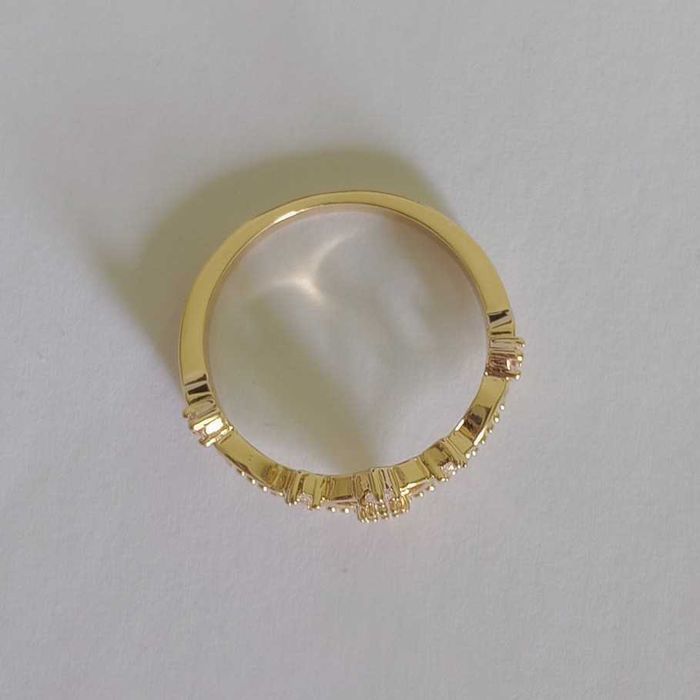 Anel dourado com brilhantes